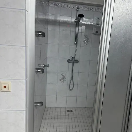 ホームステイ Moebliertes Bruehlstrasse 55 *